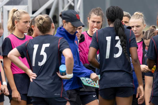 U19 Womens Test Match Germany USA, 05 06 2026 Carrie Kveton Coach Head Coach USA U19 explains something to her team on the tactics board during the drinks break, Germany USA, Frankfurt, DFB Campus, 5 6 2026 Copyright: xBEAUTIFULxSPORTS Gawlikx