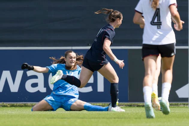 U19 Womens Test Match Germany USA, 05 06 2026 Olivia Stafford USA U19 11 passes Nelly Smolarczyk Germany U19 12 with the ball, Germany USA, Frankfurt, DFB Campus, 5 6 2026 Copyright: xBEAUTIFULxSPORTS Gawlikx