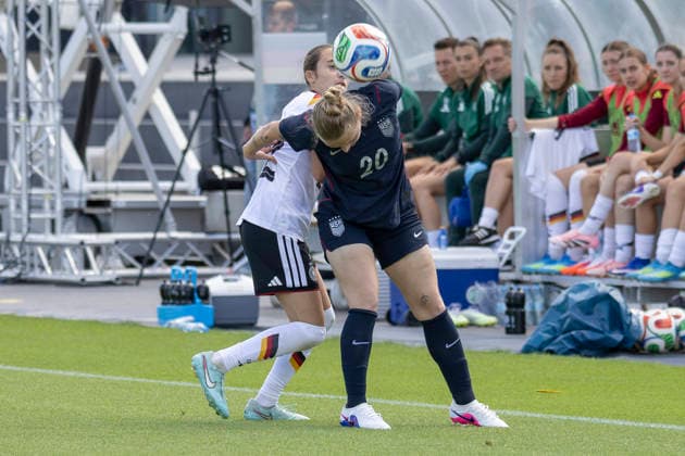 U19 Womens Test Match Germany USA, 05 06 2026 Emma Memminger Germany U19 22 Hannah Jordan USA U19 20 fighting for the ball, Germany USA, Frankfurt, DFB Campus, 5 6 2026 Copyright: xBEAUTIFULxSPORTS Gawlikx