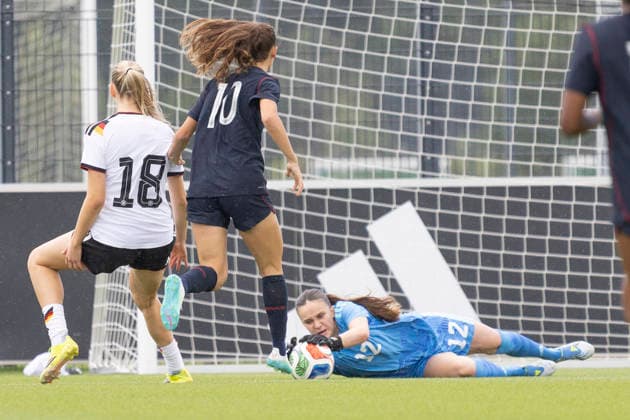U19 Womens Test Match Germany USA, 05 06 2026 Nelly Smolarczyk Germany U19 12 has the ball in front of Ashlyn Puerta USA U19 10 , Germany USA, Frankfurt, DFB Campus, 5 6 2026 Copyright: xBEAUTIFULxSPORTS Gawlikx