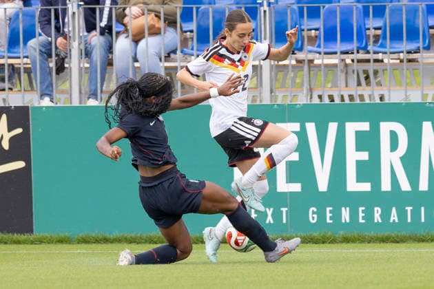 U19 Womens Test Match Germany USA, 05 06 2026 Jaida McGrew USA U19 2 stalks the ball away from Emma Memminger Germany U19 22 Germany USA, Frankfurt, DFB Campus, 5 6 2026 Copyright: xBEAUTIFULxSPORTS Gawlikx