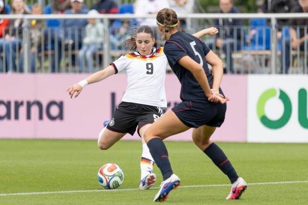 U19 Womens Test Match Germany USA, 05 06 2026 Leonie Köpp Germany U19 9 shoots the ball on goal and Pearl Cecil USA U19 5 gets in the way, Germany USA, Frankfurt, DFB Campus, 5 6 2026 Copyright: xBEAUTIFULxSPORTS Gawlikx