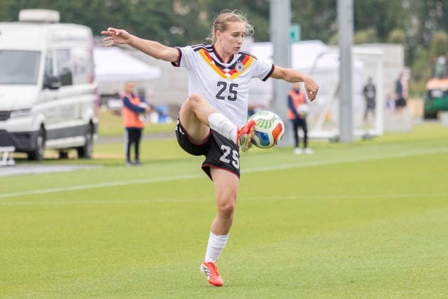 U19 Womens Test Match Germany USA, 05 06 2026 Maria Penner Germany U19 25 takes the ball, free pose, portrait portrait, Germany USA, Frankfurt, DFB Campus, 5 6 2026 Copyright: xBEAUTIFULxSPORTS Gawlikx