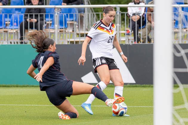 U19 Womens Test Match Germany USA, 05 06 2026 Edra Bello USA U19 4 stalks the ball away from Laila Portella Germany U19 19, Germany USA, Frankfurt, DFB Campus, 5 6 2026 Copyright: xBEAUTIFULxSPORTS Gawlikx