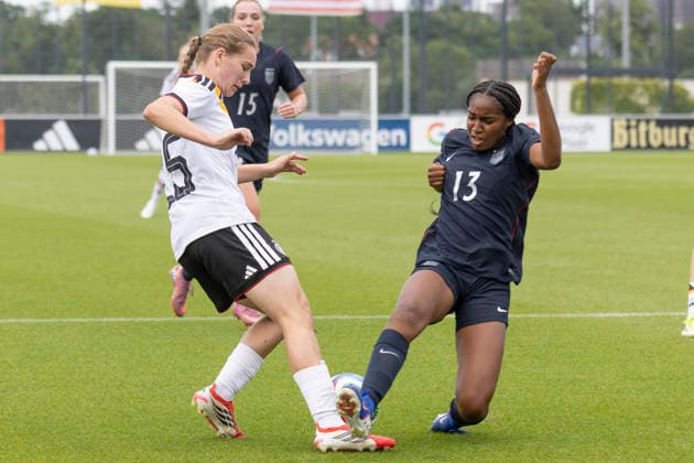 U19 Womens Test Match Germany USA, 05 06 2026 Maria Penner Germany U19 25 skillfully passes Daya King USA U19 13, in a two-legged race for the ball, Germany USA, Frankfurt, DFB Campus, 5 6 2026 Copyright: xBEAUTIFULxSPORTS Gawlikx