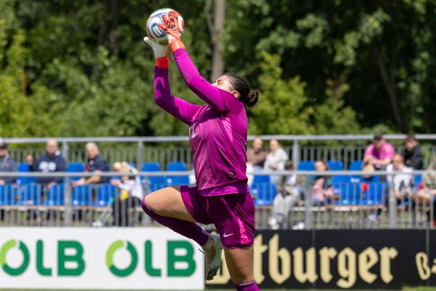U19 Womens Test Match Germany USA, 05 06 2026 Daphne Nakfoor USA U19 12 catches a fanke and the ball, Germany USA, Frankfurt, DFB Campus, 5 6 2026 Copyright: xBEAUTIFULxSPORTS Gawlikx