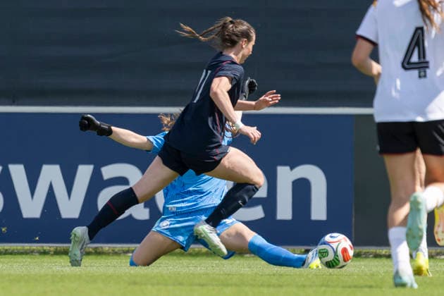 U19 Womens Test Match Germany USA, 05 06 2026 Olivia Stafford USA U19 11 passes Nelly Smolarczyk Germany U19 12 with the ball, Germany USA, Frankfurt, DFB Campus, 5 6 2026 Copyright: xBEAUTIFULxSPORTS Gawlikx