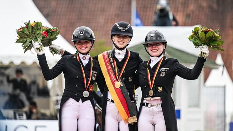 Balve Optimum am Freitag, 5. Juni 2026 ** NUR FÜR REDAKTIONELLE ZWECKE ** EDITORIAL USE ONLY **<p>Siegerehrung Deutsche Meisterschaft Dressur Grand Prix U25 2026 am Freitag, 5. Juni 2026 beim Balve Optimum in Balve. . Copyright: SvenjaxHanusch *** Balve Optimum on Friday, June 5, 2026 FOR EDITORIAL PURPOSES ONLY EDITORIAL USE ONLY p Award ceremony German Championship Dressage Grand Prix U25 2026 on Friday, June 5, 2026 at the Balve Optimum in Balve Copyright SvenjaxHanusch Copyright: SvenjaxHanusch doc865ooh0c9wn163hlx7su ,EDITORIAL USE ONLY