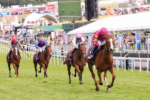 Ladies Day Epsom Thundering On ridden by Dylan Browne McMonagle (Maroon, yellow stars) wins the Betfred Oaks on Ladies Day during the Derby Festival at Epsom Racecourse, Epsom 05 06 2026 UK Newspapers OUT Copyright: xMarkxChappellx FIL-23540-0032