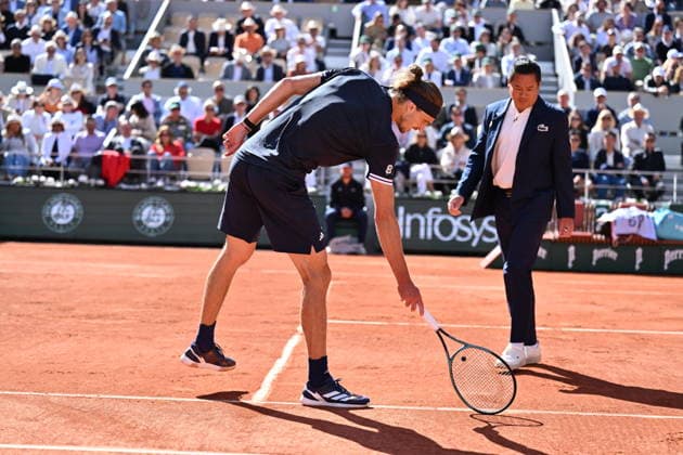 2026 French Open (Roland-Garros) - Semi-finals PARIS, FRANCE - JUNE 05: Alexander Zverev of Germany speaks with referee as he in action against Jakub Mensik (not seen) of Czechia in their Men s Singles semi-final match on Day Thirteen of the 2026 French Open at Roland Garros on June 05, 2026 in Paris, France. Mustafa Yalcin Anadolu Paris France. Editorial use only. Please get in touch for any other usage.  Copyright: x2026xAnadoluxMustafaxYalcinx