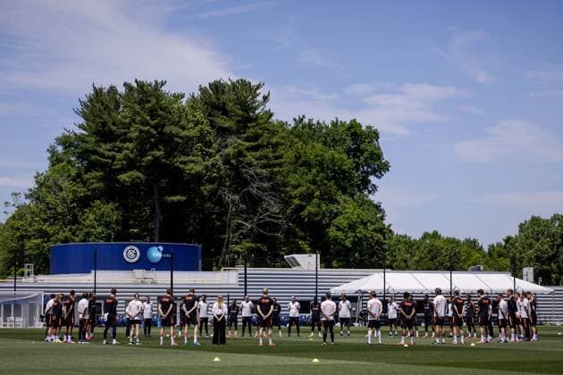 NEW YORK - The players and staff commemorate the late former Field hockey, Feldhockey player and Dutch national team, Nationalteam manager Hans Jorritsma ahead of a training session of the Dutch national team at the Etihad City Football Academy training complex on June 5, 2026, in Orangeburg, New York. The Dutch national team is preparing for the 2026 FIFA World Cup, WM, Weltmeisterschaft, Fussball KOEN VAN WEEL ANP xVIxANPxSportx xxANPxIVx 560182873 originalFilename: 560182873.jpg