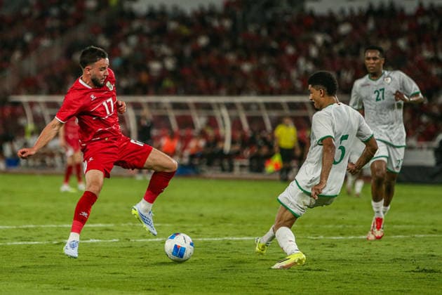 June 5, 2026, Jakarta, Java, Indonesia: Calvin Verdonk (left) of Indonesia vies with Musab Mahfoodh Al-Shaqsi (middle) of Oman during the FIFA MenÃ¢â‚¬â ¢s Match Day between Indonesia and Oman at Gelora Bung Karno Stadium, Jakarta, Indonesia. Indonesia defeated Oman 3Ã¢â‚¬0 in the International Friendly, Länderspiel, Nationalmannschaft encounter. Jakarta Indonesia - ZUMAp283 20260605_zip_p283_014 Copyright: xClaudioxPramanax