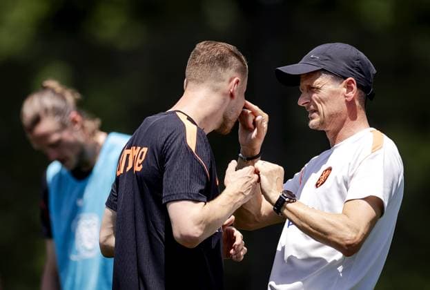 NEW YORK - Teun Koopmeiners of the Netherlands and assistant Wim Jonk during a training session of the Dutch national team, Nationalteam at the Etihad City Football Academy training complex, on June 5, 2026, in Orangeburg, New York. The Dutch national team is preparing for the 2026 World Cup. ROBIN VAN LONKHUIJSEN ANP xVIxANPxSportx xxANPxIVx 560190301 originalFilename: 560190301.jpg