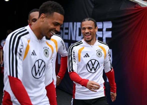 Fussball WM 2026 Vorbereitung Deutschland im Chicago 05.06.2026 Abschlusstraining der deutschen Nationalmannschaft im Solider Field Stadion vor dem Testspiel gegen die USA: Leroy Sane (re) kommt ins Stadion *** Soccer World Cup 2026 preparation Germany in Chicago 05 06 2026 Final training of the German national team at Solider Field Stadium before the test match against the USA Leroy Sane re comes to the stadium