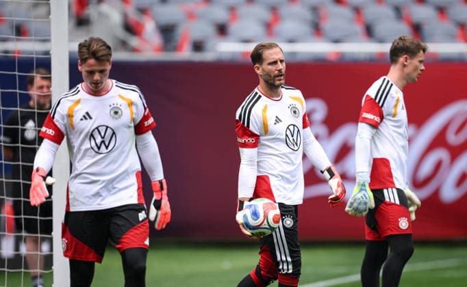 Soccer World Cup 2026 preparation Germany in Chicago 05 06 2026 Final training of the German national team at Solider Field Stadium before the test match against the USA Goalkeeper Jonas Urbig, goalkeeper Oliver Baumann and goalkeeper Alexander Nuebel from left during training