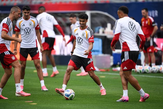 Soccer World Cup 2026 preparation Germany in Chicago 05 06 2026 Final training of the German national team at Solider Field Stadium before the test match against the USA Waldemar Anton, Aleksandar Pavlovic, Nathaniel Brown and Jamie Leweling from left at training