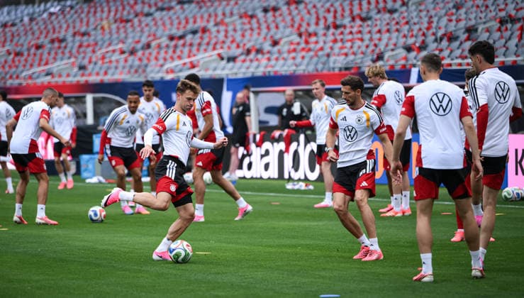 Soccer World Cup 2026 preparation Germany in Chicago 05 06 2026 Final training of the German national team at Solider Field Stadium before the test match against the USA Joshua Kimmich left and Leon Goretzka center during training