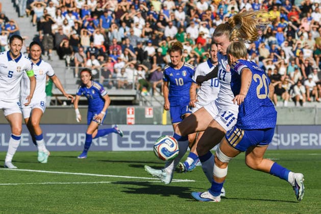IPA85361531 - Allegra Pollak (Serbia) fights for the ball against Giada Greggi (Italy) during Women s European Qualifiers 2027 - Italy vs Serbia, FIFA World Cup, WM, Weltmeisterschaft, Fussball match in Pisa, Italy, June 05 2026  Copyright: xFabioxFagiolini IPAxSportx xx 85361531