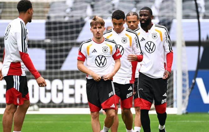 Football, international match, men, World Cup 2026, training of the German national team at Soldier Field, Chicago Lennart Karl GER , Jamal Musiala GER , Antonio Rüdiger GER