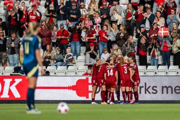 260605 Cecilie Floe Nielsen of Denmark celebrates with team mates after 1 0 during the FIFA Women™s World Cup Qualifier football match between Denmark and Sweden on June 5, 2026 in Odense Photo Ludvig Thunman BILDBYRAN kod LT LT0798 fotboll football soccer fotball vm kval kval fifa womens world cup qualifier qualifier danmark sverige sweden denmark dam bbeng jubel  Copyright: LUDVIGxTHUNMAN BB260605LT057