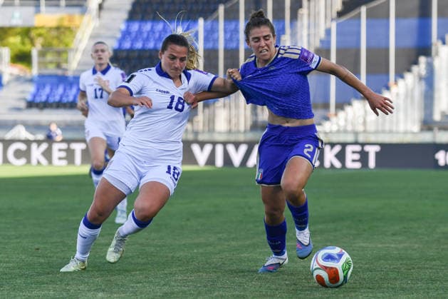 IPA85361612 - Valentina Bergamaschi (Italy) fights for the ball against Emma Petrovic (Serbia) during Women s European Qualifiers 2027 - Italy vs Serbia, FIFA World Cup, WM, Weltmeisterschaft, Fussball match in Pisa, Italy, June 05 2026  Copyright: xFabioxFagiolini IPAxSportx xx 85361612