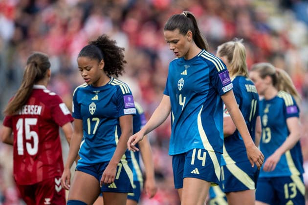 260605 Felicia Schröder and Bella Andersson of Sweden look dejected after 1 0 during the FIFA Women™s World Cup Qualifier football match between Denmark and Sweden on June 5, 2026 in Odense Photo Ludvig Thunman BILDBYRAN code LT LT0798 fotboll football soccer fotball vm kval kval fifa womens world cup qualifier qualifier danmark sverige sweden denmark dam bbeng depp  Copyright: LUDVIGxTHUNMAN BB260605LT068