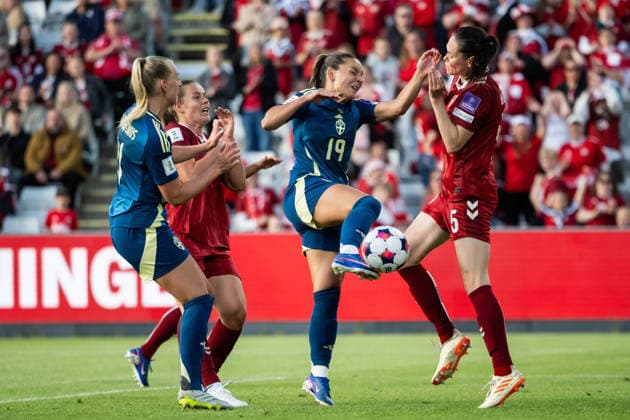 260605 Johanna Rytting Kaneryd of Sweden scores 1 1 behind Simone Boye of Denmark during the FIFA Women™s World Cup Qualifier football match between Denmark and Sweden on June 5, 2026 in Odense Photo Ludvig Thunman BILDBYRAN code LT LT0798 fotboll football soccer fotball vm kval kval fifa womens world cup qualifier qualifier danmark sverige sweden denmark dam bbeng  Copyright: LUDVIGxTHUNMAN BB260605LT093