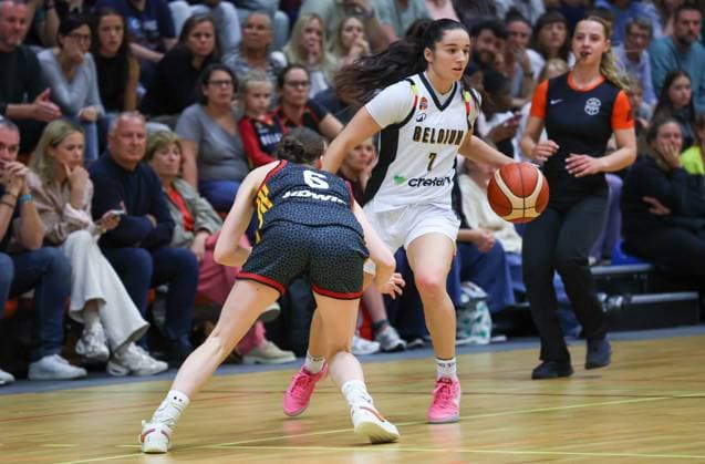 Belgium s Louann Battiston and German Nicole Brochlitz fight for the ball during a friendly basket game between Belgium s national team, Nationalteam Belgian Cats and Germany, on Friday 05 June 2026 in Vilvoorde. VIRGINIExLEFOUR  x176175148x