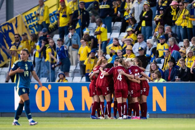 260605 Pernille Harder of Denmark celebrates with team mates after 2 1 during the FIFA Women™s World Cup Qualifier football match between Denmark and Sweden on June 5, 2026 in Odense Photo Ludvig Thunman BILDBYRAN kod LT LT0798 fotboll football soccer fotball vm kval kval fifa womens world cup qualifier qualifier danmark sverige sweden denmark dam bbeng jubel  Copyright: LUDVIGxTHUNMAN BB260605LT110