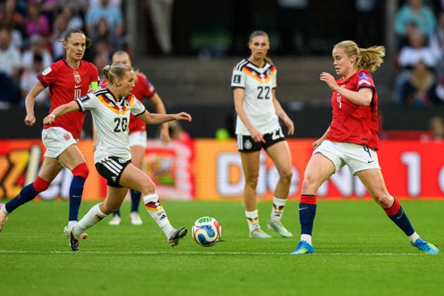 260605 Elisa Senß of Germany and Julie Blakstad of Norway during the FIFA Women s World Cup Qualifier football match between Germany and Norway on June 5, 2026 in Cologne Photo Marius Simensen BILDBYRAN COP 238 MM0069 bbeng fotball soccer football fotboll fifa world cup qualifiers vm kvalifisering kvinner vm kvalik landskamp dam norge norway germany tyskland  Copyright: MARIUSxSIMENSEN BB260605BB826