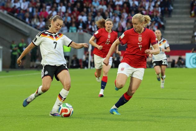 05 06 2026, xrekx, football world cup qualification women, Germany Norway v l Marie Müller Germany Julie Blakstad Norway duel, action, action, battle for the ball DFL DFB REGULATIONS PROHIBIT ANY USE OF PHOTOGRAPHS as IMAGE SEQUENCES and or QUASI VIDEO Köln