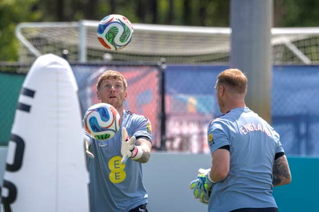 FIFA World Cup, WM, Weltmeisterschaft, Fussball 2026 preparations - England England s goalkeeper Jordan Pickford (L) attends a training session in Palm Beach Gardens, Florida, USA, 05 June 2026. England will play friendly soccer matches against New Zealand on 06 June and Costa Rica on 10 June. PALM BEACH GARDENS FLORIDA United States  Copyright: xCRISTOBALxHERRERA-ULASHKEVICHx