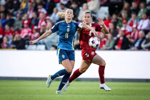 ODENSE, DENMARK 20260605 Swedens Stina Blackstenius and Denmarks Emma Faerge during Fridays Womens World Cup 2027 qualifier between Denmark and Sweden at Odense Stadium ODENSE DENMARK x9200x  Copyright: xAdamxIhse TTx VM-KVAL DANMARK-SVERIGE