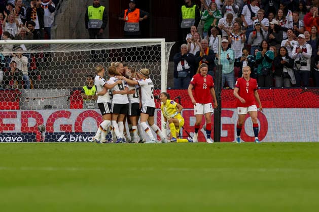 05 06 2026, GER, Soccer, Women, World Cup Qualification, Group A 4, Season 2025 2026, Germany Norway Marie Müller Germany Goal celebration, cheers with her team after scoring the 1 0 Cologne RheinEnergieSTADION North Rhine-Westphalia Germany Copyright: xAdrianxSchlüterx