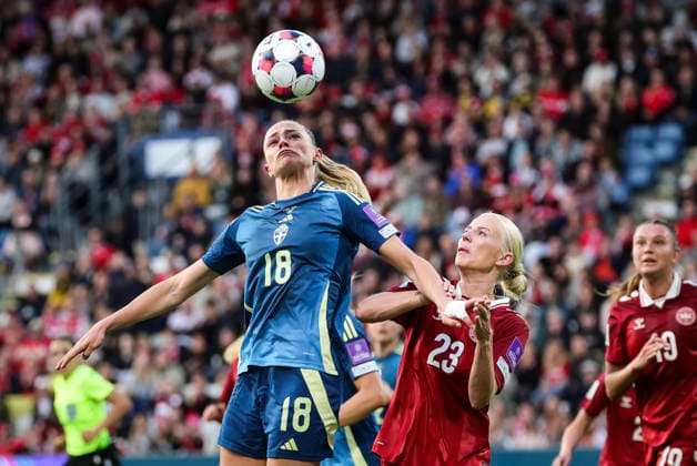 ODENSE, DENMARK 20260605 Swedens Fridolina Rolfö vies with Denmarks Sofie Svava during Fridays Womens World Cup 2027 qualifier between Denmark and Sweden at Odense Stadium ODENSE DENMARK x9200x  Copyright: xAdamxIhse TTx VM-KVAL DANMARK-SVERIGE