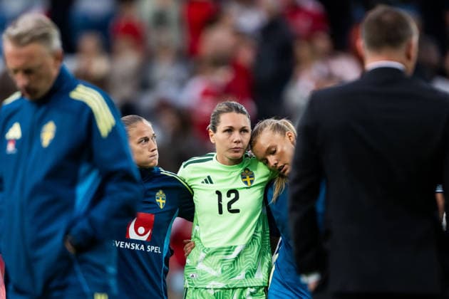 260605 Filippa Angeldahl, goalkeeper Jennifer Falk and Smilla Holmberg of Sweden look dejected after the FIFA Women™s World Cup Qualifier football match between Denmark and Sweden on June 5, 2026 in Odense Photo Ludvig Thunman BILDBYRAN code LT LT0798 fotboll football soccer fotball vm kval kval fifa womens world cup qualifier qualifier danmark sverige sweden denmark dam bbeng depp  Copyright: LUDVIGxTHUNMAN BB260605LT130