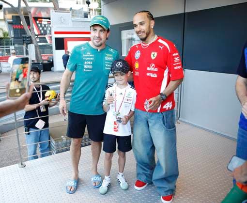 Briefing room Grand Prix Monaco PHOTOPQR NICE MATIN Dylan Meiffret ; Monaco ; 05 06 2026 ; Arrivee des courreurs de Formule 1 a la briefing room du 83e Grand Prix de Monaco. ICI : de g a d : Fernando Alonso et Lewis Hamilton prennent la pause avec un jeune fan, avant d entrer dans la salle de briefing Monaco Formula 1 Grand Prix, on June 5, 2026. Monaco France  Copyright: xPHOTOPQR NICExMATIN MAXPPPxDylanxMeiffretx 20260605NIM7488 20260605NIM7488