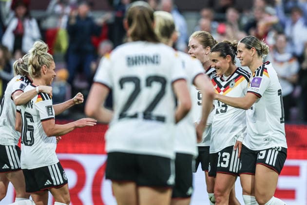 Sport, Soccer, World Cup Qualification Europe Women Season 2026 League A Group 4 5 Matchday Germany Norway 05 06 2026, RheinEnergieSTADION Goal celebration Germany after the goal to 2 0 by Carlotta Wamser Germany the players are happy Cologne RheinEnergieSTADION North Rhine-Westphalia Germany