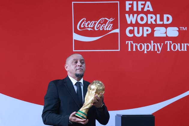 FIFA World Cup, WM, Weltmeisterschaft, Fussball Trophy Tour 2026 in Mexico City MEXICO CITY, MEXICO - JUNE 05: Former Brazil international and World Cup winner Roberto Carlos poses with the FIFA World Cup Trophy, at Utopia Mixiuhca, in Mexico City, Mexico on June 05, 2026. Daniel Cardenas Anadolu Mexico City Mexico. Editorial use only. Please get in touch for any other usage.  Copyright: x2026xAnadoluxDanielxCardenasx