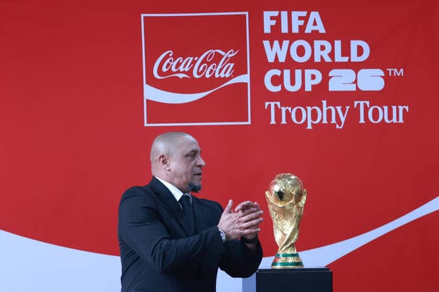 FIFA World Cup, WM, Weltmeisterschaft, Fussball Trophy Tour 2026 in Mexico City MEXICO CITY, MEXICO - JUNE 05: Former Brazil international and World Cup winner Roberto Carlos poses with the FIFA World Cup Trophy, at Utopia Mixiuhca, in Mexico City, Mexico on June 05, 2026. Daniel Cardenas Anadolu Mexico City Mexico. Editorial use only. Please get in touch for any other usage.  Copyright: x2026xAnadoluxDanielxCardenasx