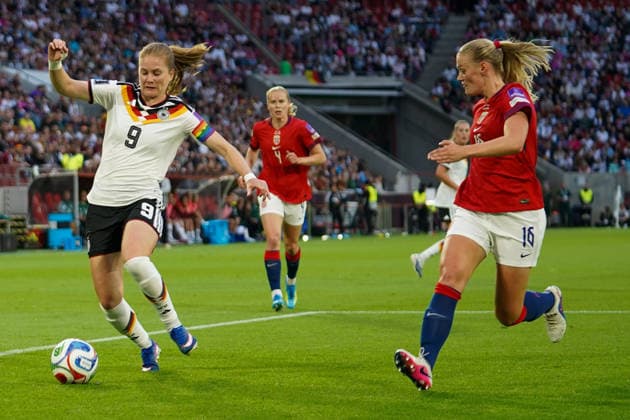 Germany Soccer FIFA Womens World Cup 2027 Qualification Europe, Matchday 5 Germany vs Norway RheinEnergieSTADION Cologne Sjoeke Nüsken DFB,9 in duel with Mathilde Harviken NOR,16 Copyright: xTobiasxWentzellx