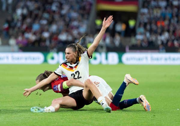 duel between Jule Brand Germany, 22 li and Caroline Graham Hansen Norway, 10 Germany Norway, womens football, UEFA European Qualifiers World Cup Qualifiers Europe, RheinEnergieStadion Cologne, 05 06 2026 IMPORTANT NOTICE According to the regulations of the DFL German Football League and the DFB German Football Association, it is prohibited to use or have used photographs taken in the stadium and or of the match in the form of sequential images and or video-like photo series Copyright: HMBxMedia xMarcoxBader