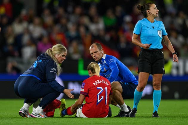 260605 Lisa Naalsund of Norway in pain an receives medical attention during the FIFA Women s World Cup Qualifier football match between Germany and Norway on June 5, 2026 in Cologne Photo Marius Simensen BILDBYRAN COP 238 MM0069 bbeng fotball soccer football fotboll fifa world cup qualifiers vm kvalifisering kvinner vm kvalik landskamp dam norge norway germany tyskland  Copyright: MARIUSxSIMENSEN BB260605ZE011