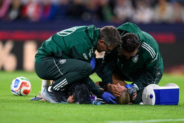 260605 Elisa Senß of Germany in pain and receives medical attention during the FIFA Women s World Cup Qualifier football match between Germany and Norway on June 5, 2026 in Cologne Photo Marius Simensen BILDBYRAN COP 238 MM0069 bbeng fotball soccer football fotboll fifa world cup qualifiers vm kvalifisering kvinner vm kvalik landskamp dam norge norway germany tyskland  Copyright: MARIUSxSIMENSEN BB260605ZH012