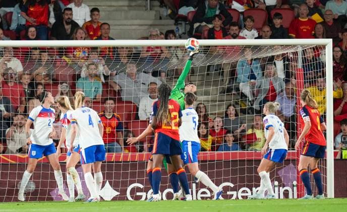 Hannah Hampton of England saves a header from Patri Guijarro of Spain Spain Women v England Women, FIFA 2027 Women s World Cup Qualifying, Football, Son Moix Stadium, Palma de Mallorca, Spain - 05 Jun 2026Palma de Mallorca Son Moix Stadium Spain EDITORIAL USE ONLY No use with unauthorised audio, video, data, fixture lists, club league logos or live services. Online in-match use limited to 120 images, no video emulation. No use in betting, games or single club league player publications.  Copyright: xStuartxWallace Shutterstockx 16906927ay