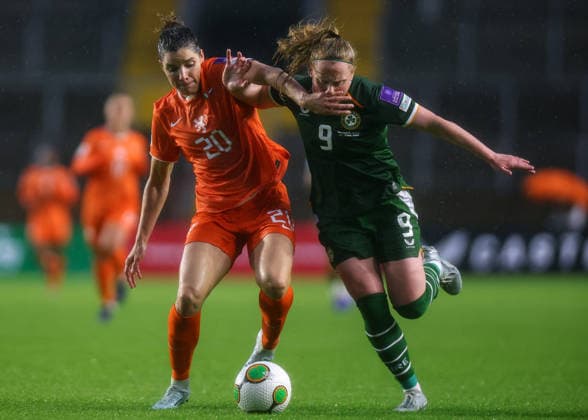 2027 FIFA Women s World Cup Qualifier, SuperValu Pairc Ui Chaoimh, Cork 5 6 2026 Republic of Ireland WNT vs The Netherlands Netherlands Dominique Janssen with Ireland s Amber Barrett Dominique Janssen with Amber Barrett 5 6 2026  Copyright: x INPHO BenxBradyx BB3_3443