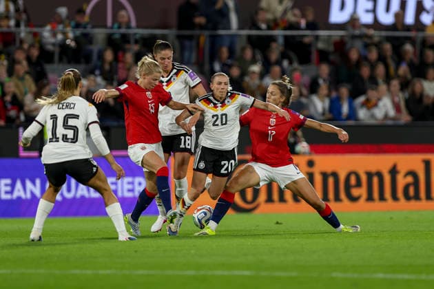 05 06 2026, GER, Football, Women, World Cup Qualification, Group A 4, Season 2025 2026, Germany Norway Justine Kielland Norway , Elisa Senß Germany and Emma Stolen Godo Norway fighting for the ball Cologne RheinEnergieSTADION North Rhine-Westphalia Germany Copyright: xAdrianxSchlüterx
