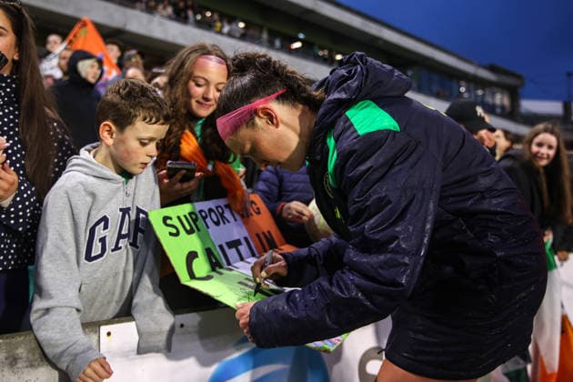2027 FIFA Women s World Cup Qualifier, SuperValu Pairc Ui Chaoimh, Cork 5 6 2026 Republic of Ireland WNT vs The Netherlands Ireland s Caitlin Hayes with fans after the game Caitlin Hayes with fans after the game 5 6 2026  Copyright: x INPHO BenxBradyx BB1_0310
