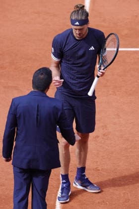 Alexander Zverev, GER, arguing with umpire during semifinal of 2026 French Open at Roland Garros, Paris, 05 06 2026