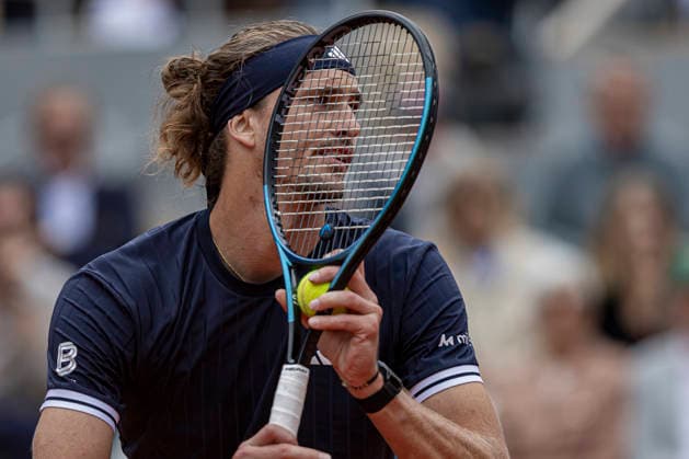 2026 French Open - Day Thirteen Alexander Zverev serves against Jakub Mensik during Day 13 of the Roland Garros Grand Slam Tournament on June 5, 2026, in Paris, France. Paris France  Copyright: xRobertxSzaniszlox originalFilename:szaniszlo-notitle260605_np1Ui.jpg